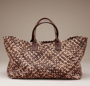 Сумка с фирменным плетением от Bottega Veneta